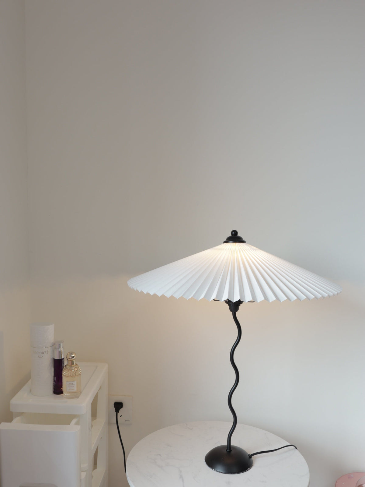 Modern Black Metal Table Lamp – Wavy Pleated Shade