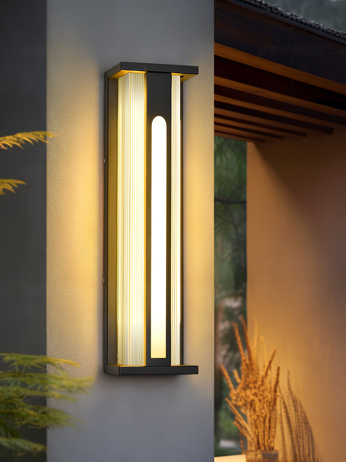 Modern Black Outdoor Wall Light – Solar Sconce for Porch