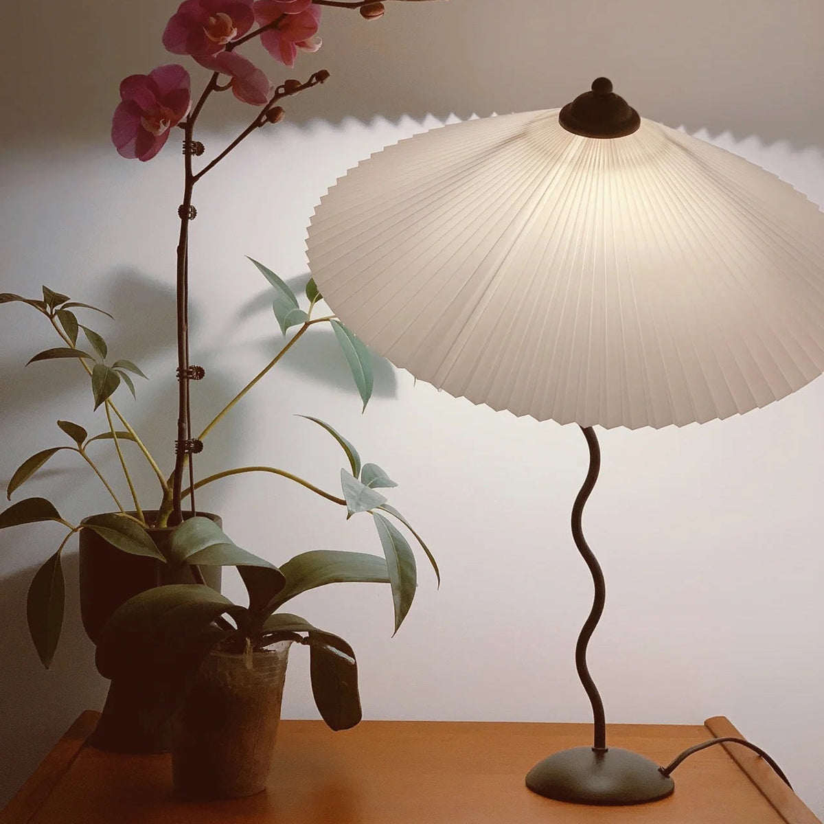 Modern Black Metal Table Lamp – Wavy Pleated Shade