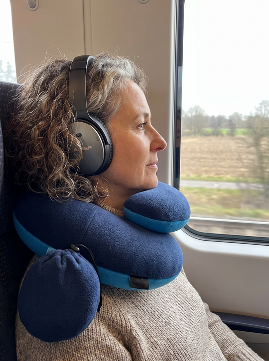 Fenoss Travel Pillow Double Support lifestyle photo 2: Built for the Long Haul